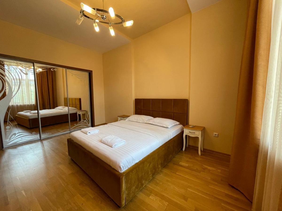 Avangard Qn Romana 26 Apart Lviv Buitenkant foto